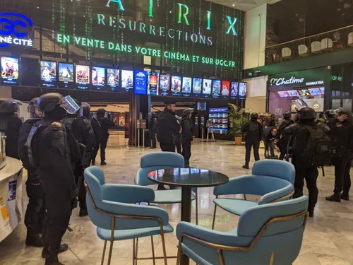 Yvelines : le centre commercial Vélizy 2 bouclé après une fausse...